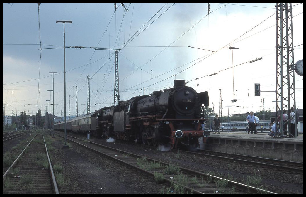 41360 und 41241 mit BDEF Sonderzug am 27.5.1995 um 10.15 Uhr am Bahnsteig in Düren.