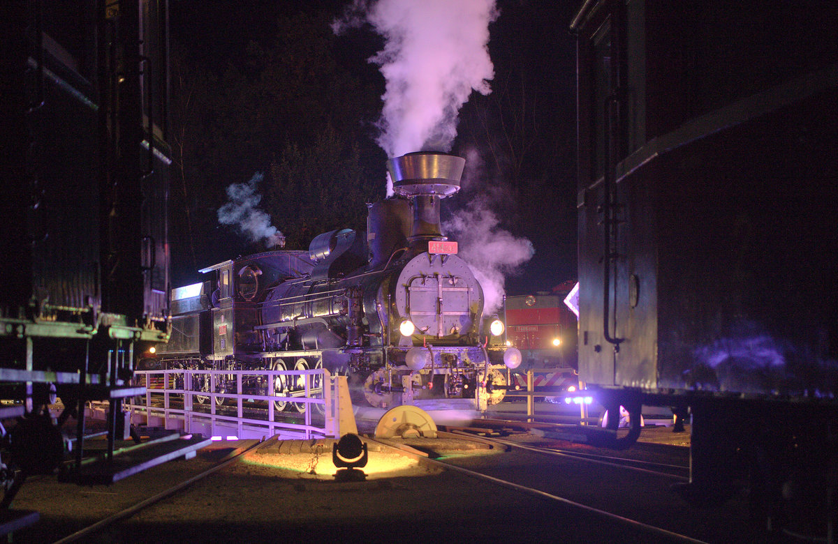 414 096 auf der Drehscheibe in Luzna zur Nachtschau. 21.09.2019 21.43 Uhr.