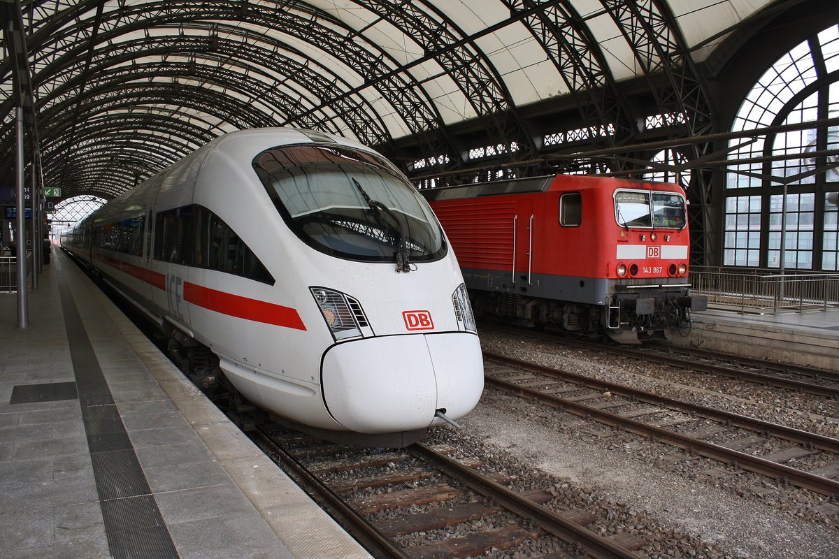 415 003-3  Altenbeken  trifft am 11.05.2018 als ICE1650 nach Wiesbaden Hauptbahnhof im Dresdener Hauptbahnhof auf 143 967 mit der S2 von Dresden Flughafen nach Pirna.