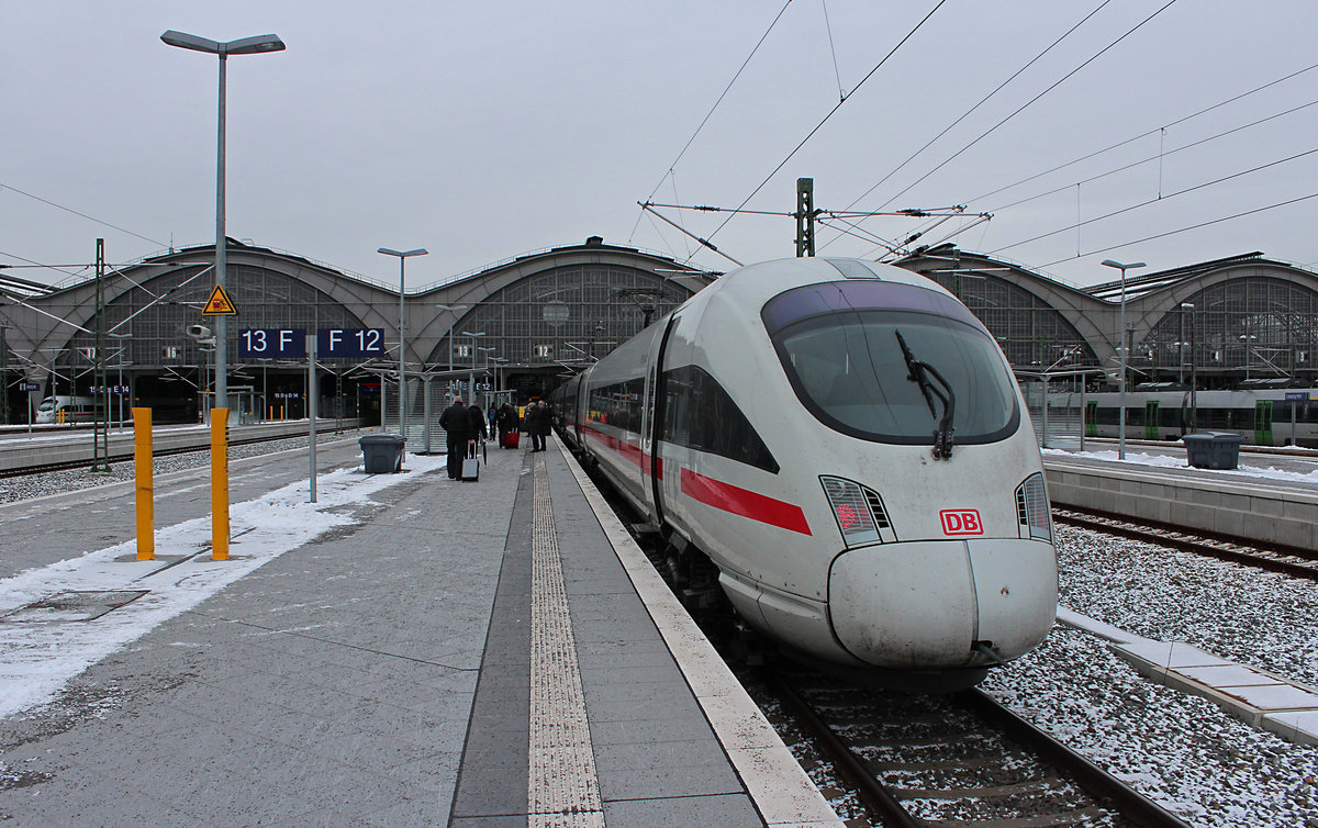 415 004-1  Heidelberg  und 411 071-4  Oschatz  stehen am 07.01.2017 mit dem ICE 1510 (München Hbf - Berlin Gesundbrunnen) in Leipzig Hbf.