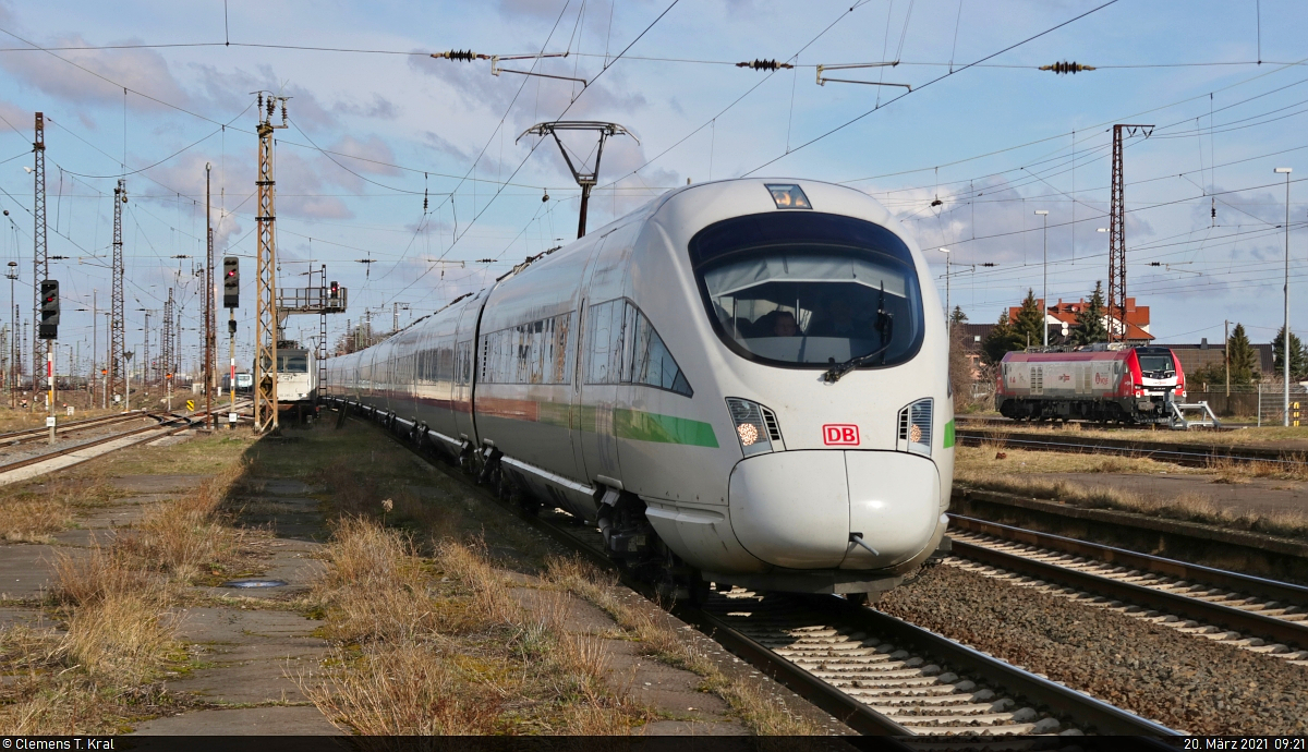 415 006-6 (Tz 1506  Kassel ) und ein weiterer 415 durchfahren, aus Richtung Halle (Saale) kommend, den Bahnhof Großkorbetha auf Gleis 6.

🧰 DB Fernverkehr
🚝 ICE 1652 (Linie 50) Leipzig Hbf–Wiesbaden Hbf
🕓 20.3.2021 | 9:21 Uhr