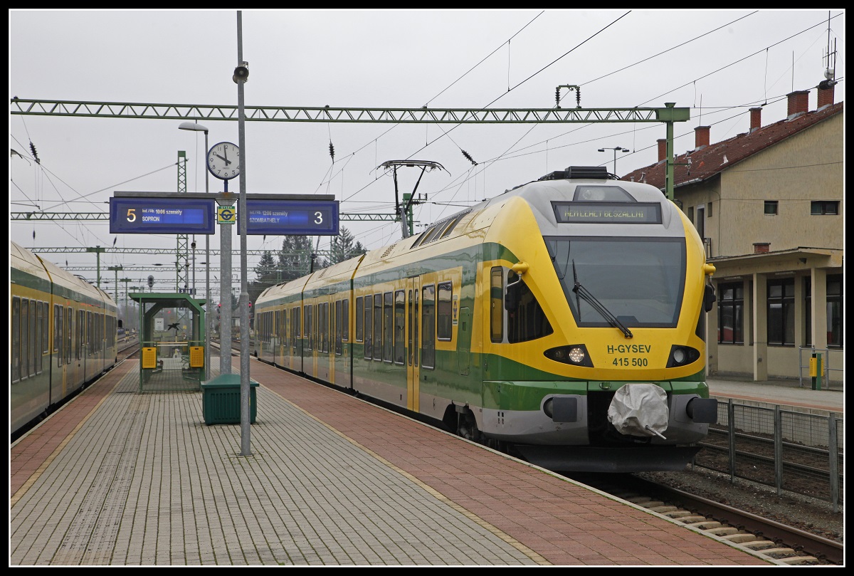 415 500 steht am 27.11.2019 in Szentgotthard am Bahnsteig 3.