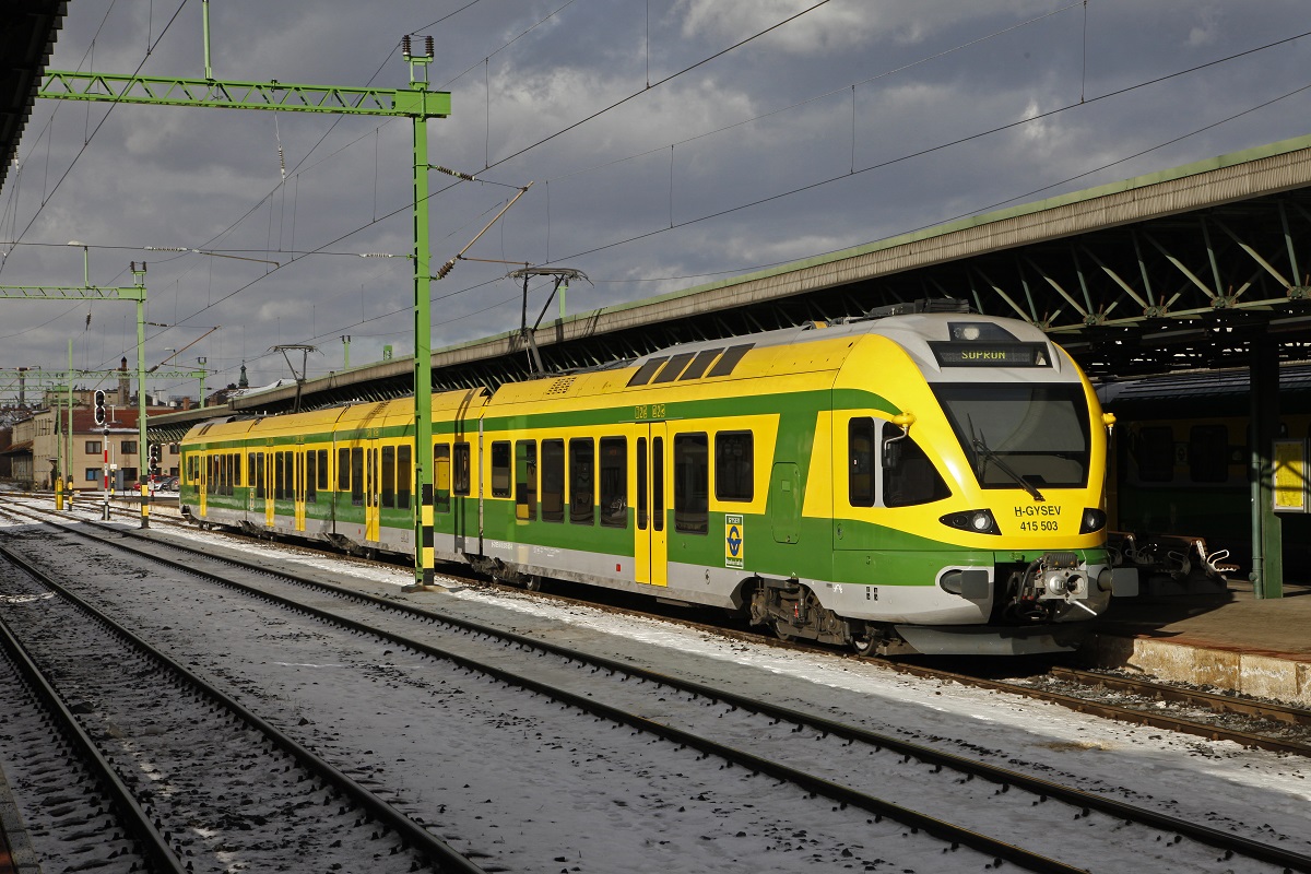 415 503 steht am 12.01.2017 am Bahnhof Sopron am Bahnsteig 3.