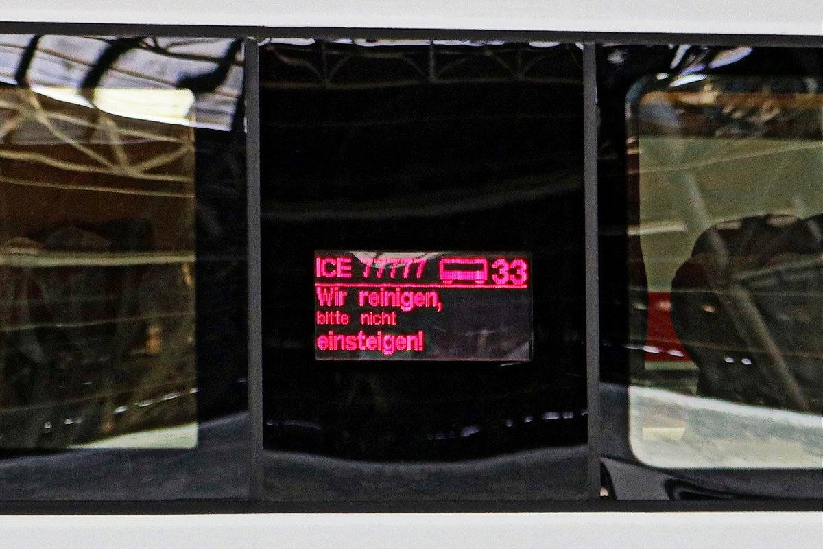 415 504 (Tz 1504  Heidelberg ) wird in Leipzig Hbf als ICE 77777 geführt, weil der Zug gereinigt wird. Bild durchlief die Selbstfreischaltung. [31.10.2017 | 12:55 Uhr]