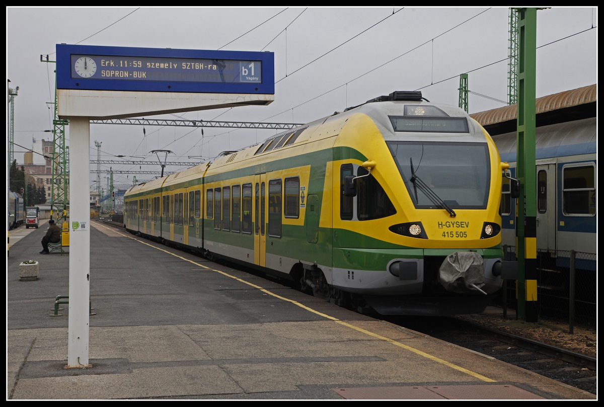 415 505 fährt am 27.11.2019 in Szombathely am Bahnsteig 1 ein.