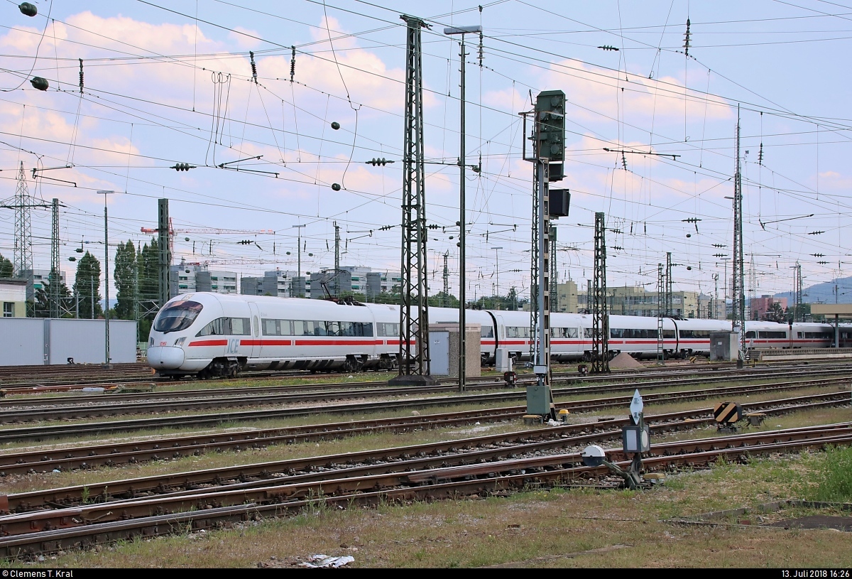 415 506 (Tz 1506  Kassel ) und 411 ??? als ICE 274 (Linie 12) von Basel SBB (CH) nach Berlin Ostbahnhof (D) verlassen den Bahnhof Basel Bad Bf (CH) auf Gleis 4.
Wahrscheinlich handelt es sich um einen Ersatzzug statt eines ICE 1.
Aufgenommen vom öffentlich zugänglichen Parkplatz neben der Schwarzwaldallee.
[13.7.2018 | 16:26 Uhr]