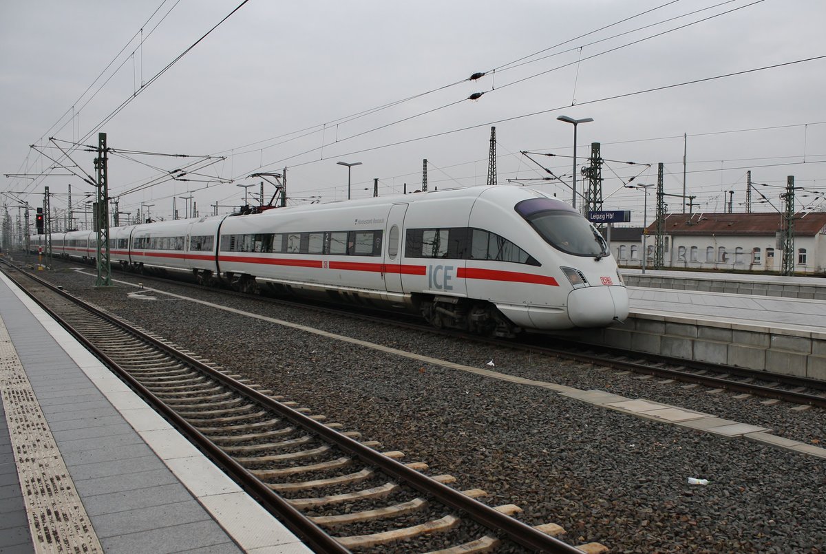 415 524-8  Hansestadt Rostock  und 4011 591-7  Salzburg  erreichen am 27.1.2018 als ICE1652 von Dresden Hauptbahnhof nach Wiesbaden Hauptbahnhof den Leipziger Hauptbahnhof. 