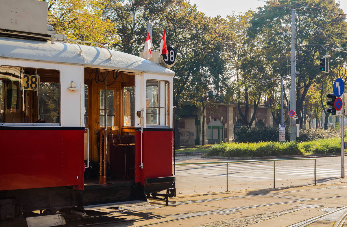 4152 als Linie 38

4152 wartet am 24.Juli.2014, besteckt als Zug der Linie 38 bei der Remise Gürtel auf die Weiterfahrt Richtung Grinzing.
