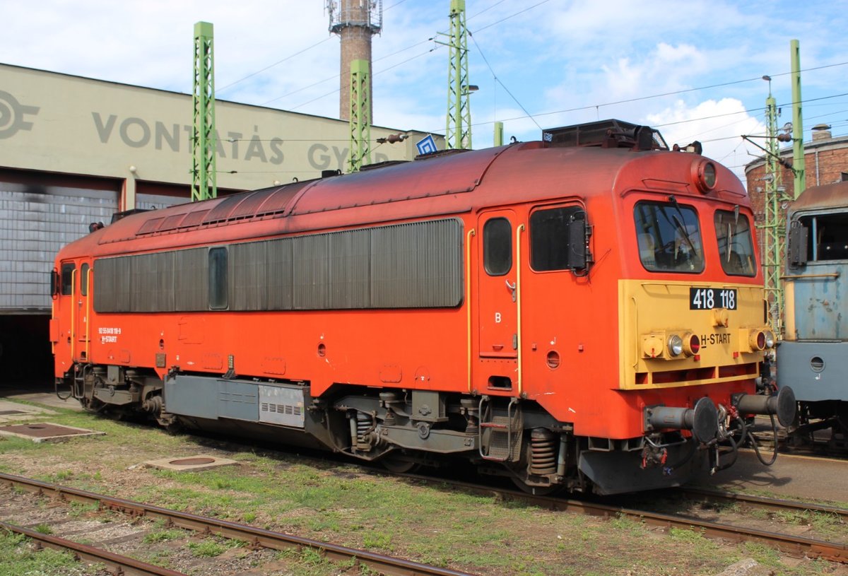 418 118 steht am 28.07.17 vor der Lokwerkstatt in Győr.