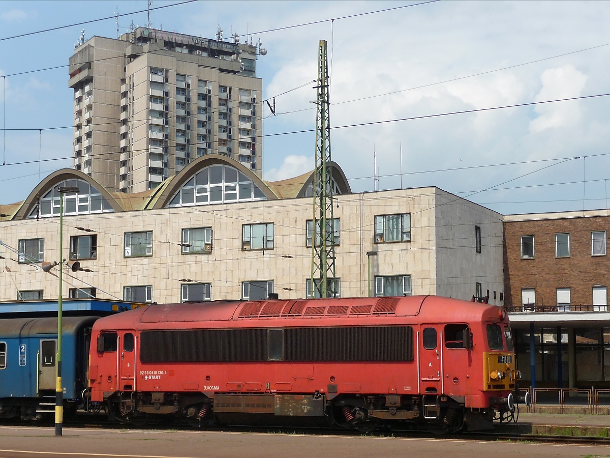 418-130 der H-START; das schön geschwungene Dach ziert das Bahnhofsgebäude in Debrecen, 26.6.2016
