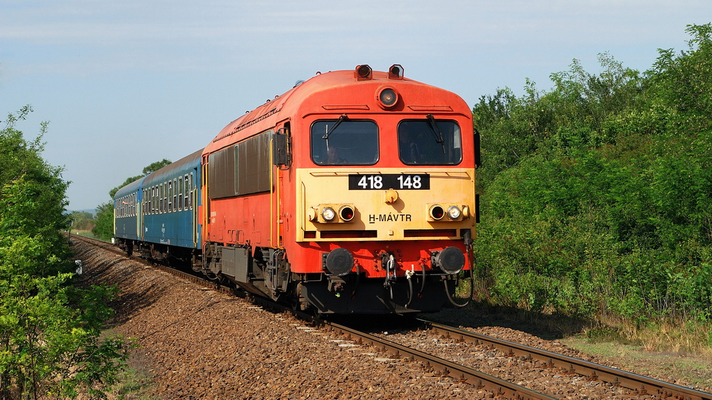 418 148 mit R 5222 bei Bodrogolaszi (24.05.2014)