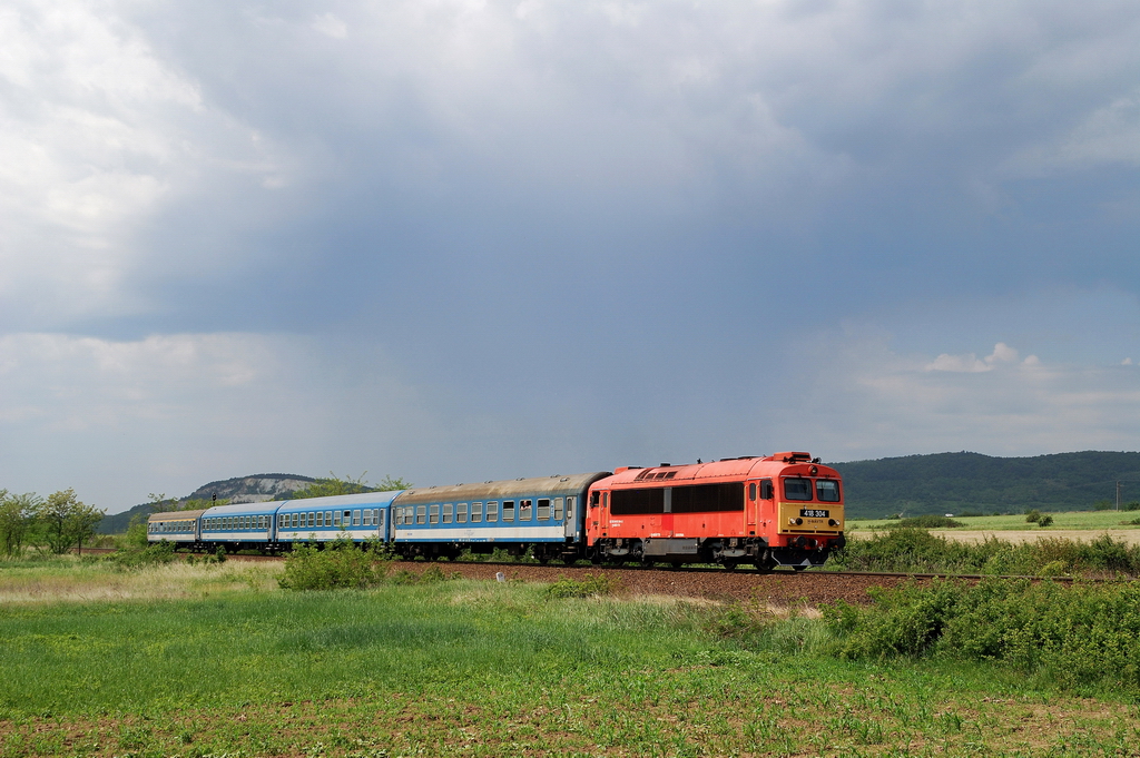 418 304 mit E 520 bei Bodrogkisfalud (24.05.2014)