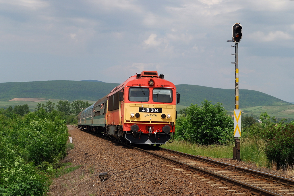 418 304 mit E 520 bei Vamosujfalu (24.05.2014)