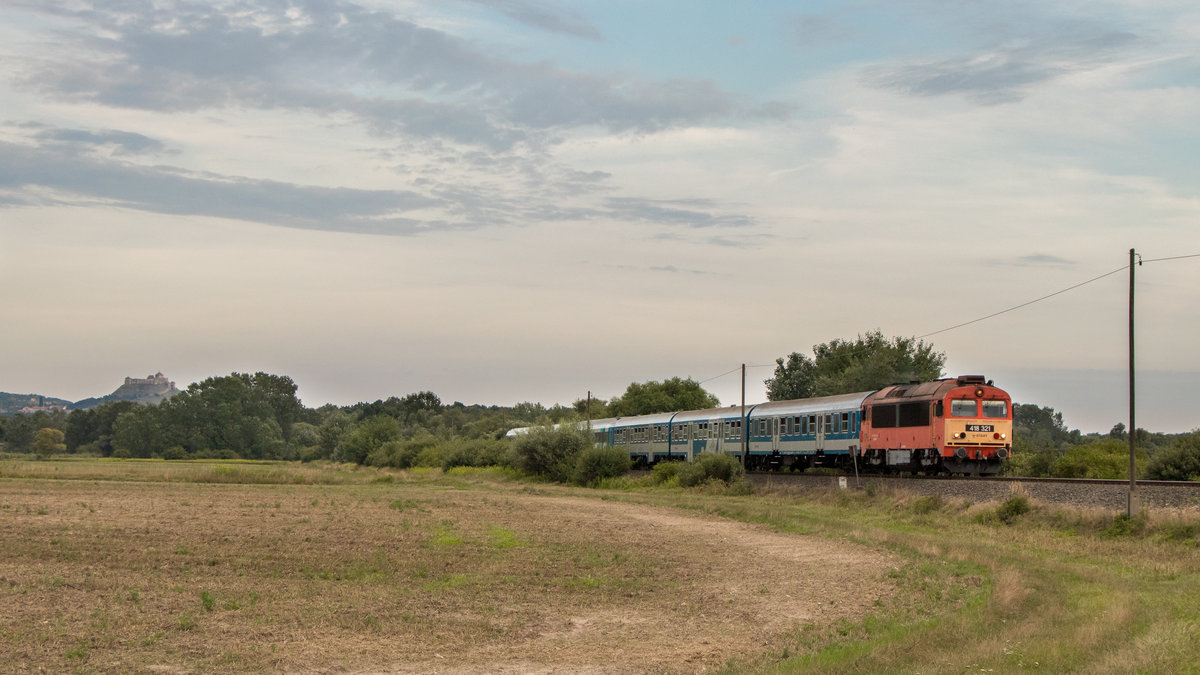 418 321-9 - Zalagyömörő 02.08.20: Links im Bild Blick auf Burg Sümeg.