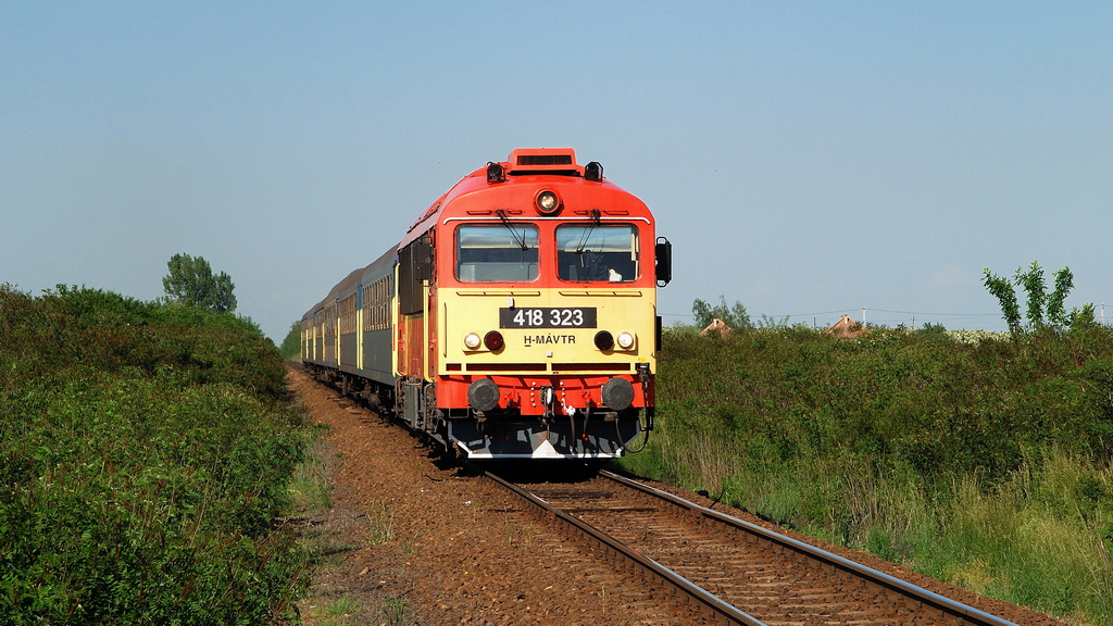 418 323 mit E 521 bei Sarazsadany (23.05.2014)