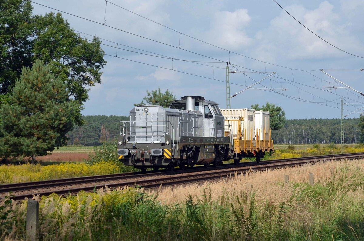 4185 013 der Vossloh schleppte für die Eifarge Rail am 12.09.21 einen mit Containern beladenen Flachwagen durch Radis Richtung Bitterfeld.