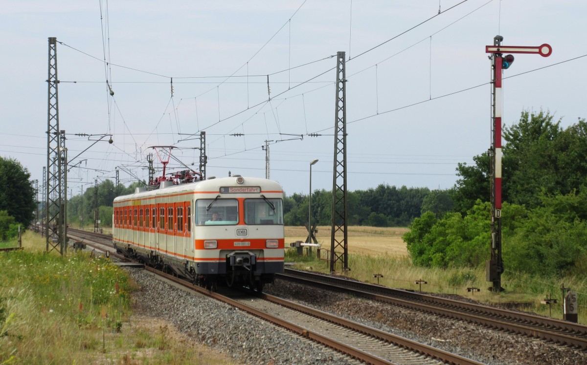 420 001 durchfhrt am 26.Juli 2014, als Sonderzug von Bamberg nach Mnchen, Eggolsheim Richtung Frth.