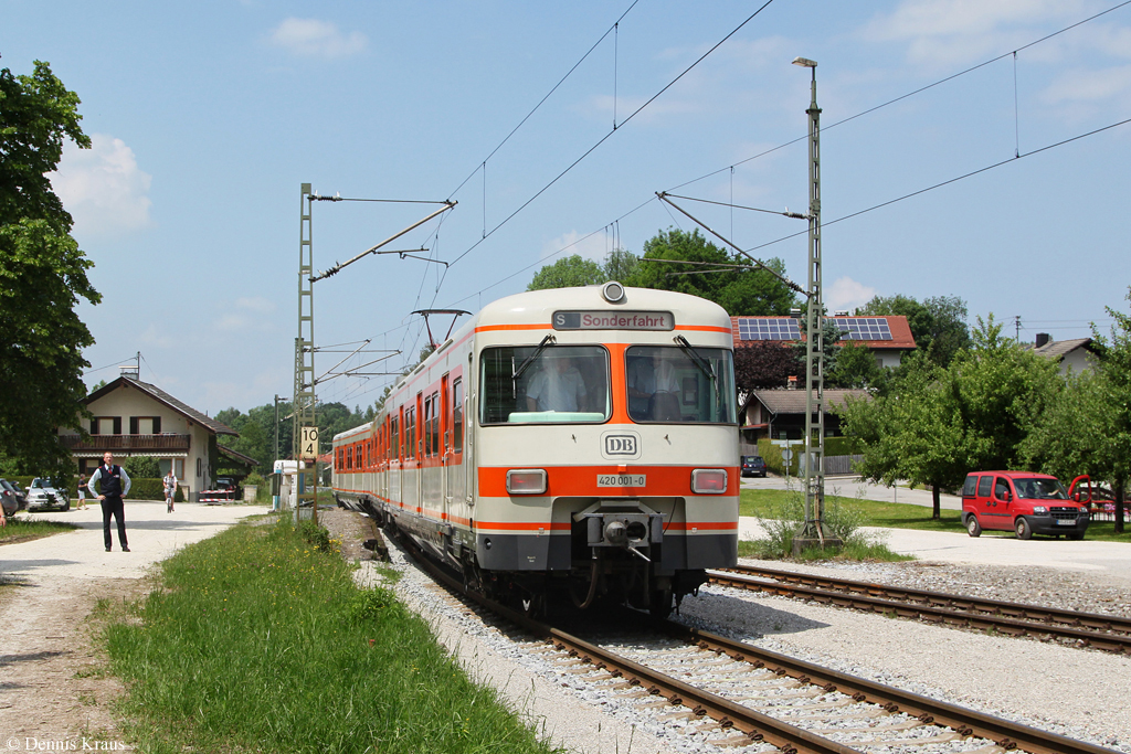 420 001 führte am 24.05.2014 Pendelfahrten zwischen Rosenheim und Rohrdorf durch. Zu sehen ist der Zug hier am Zielbahnhof Rohrdorf.