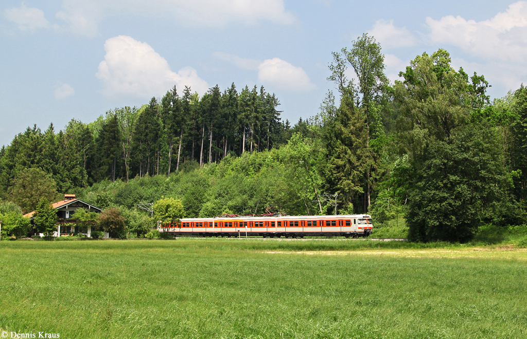 420 001 führte am 24.05.2014 Pendelfahrten zwischen Rosenheim und Rohrdorf durch, hier bei Rohrdorf.
