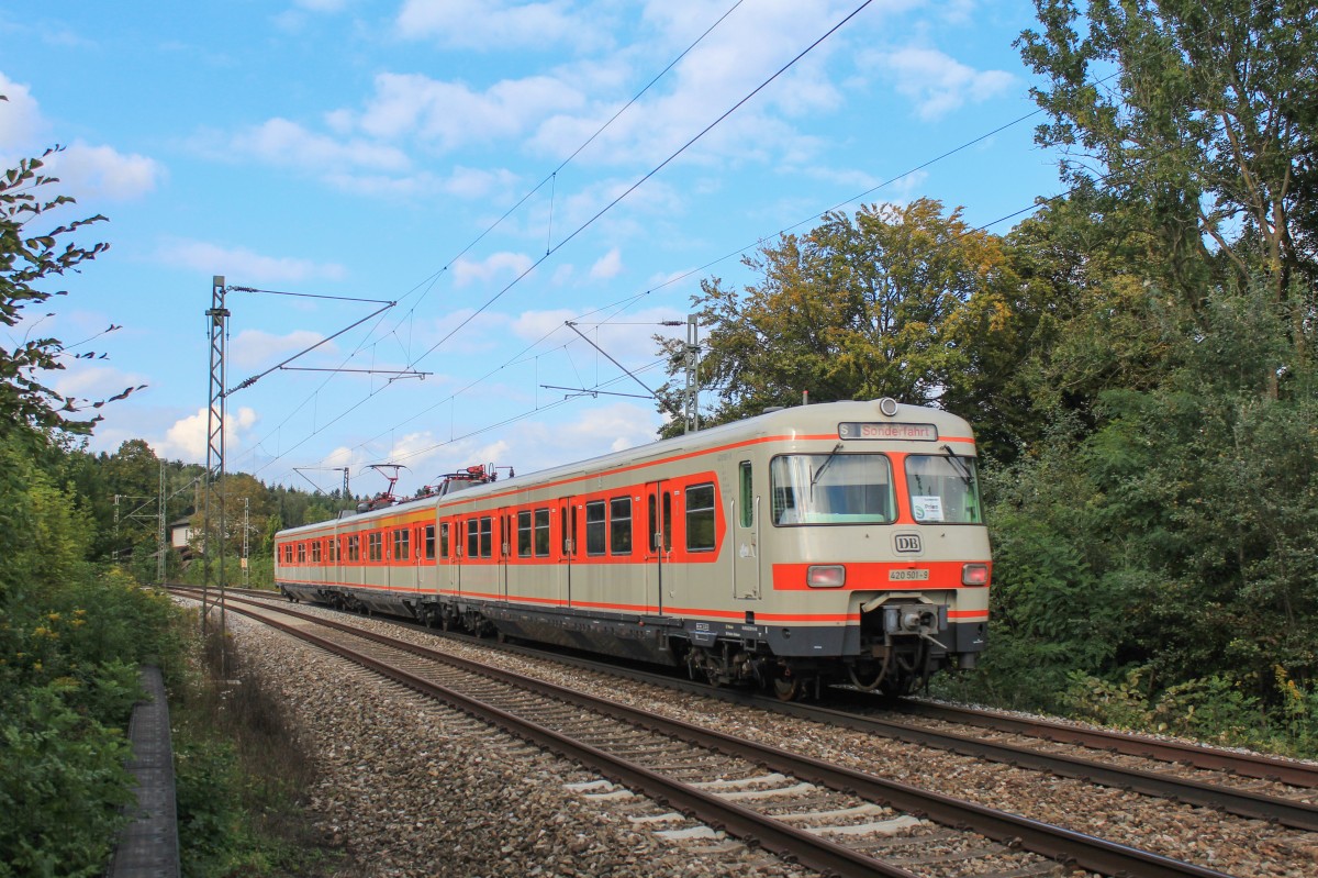 420 001 war am 21. September 2013 in Prien, hier ist der Zug bei der Rckfahrt zwischen Prien und Bad Endorf zu sehen.
