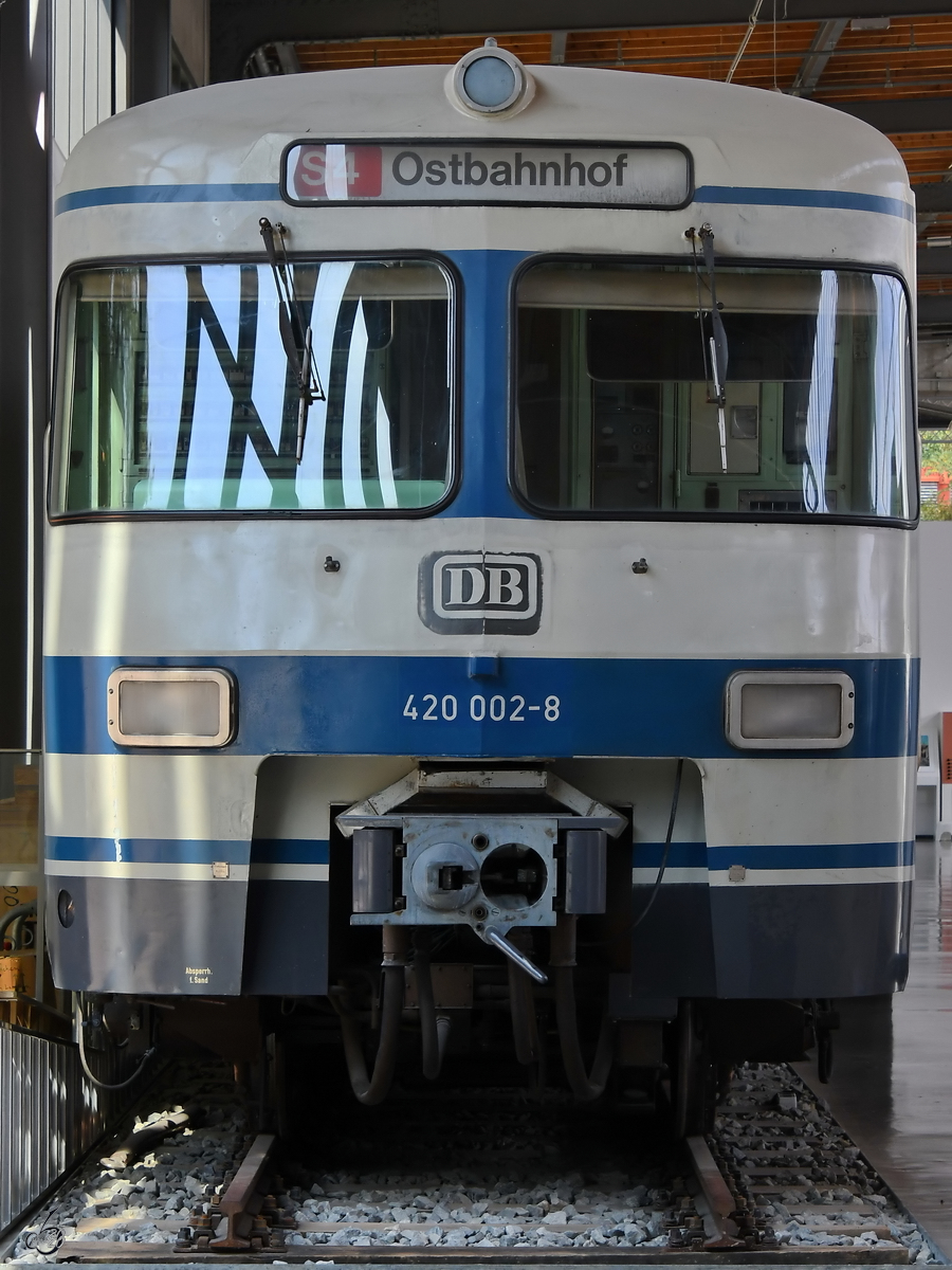 420 002-8 aus dem Jahre 1968 ist ein Endtriebwagen der Vorausbauart der Münchener S-Bahn. (Verkehrszentrum des Deutsches Museums München, August 2020)