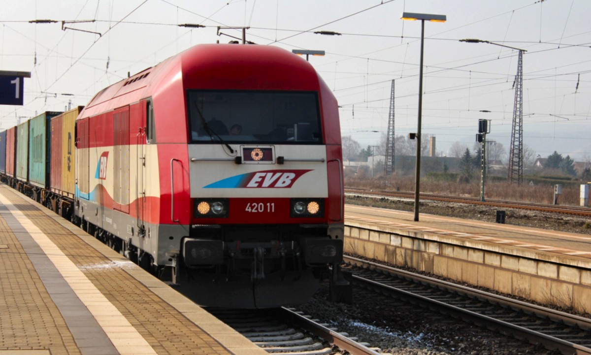 420 11 der EVB passiert mit einem Containerzug Naumburg (Saale) in Richtung Norden. 11.03.2014