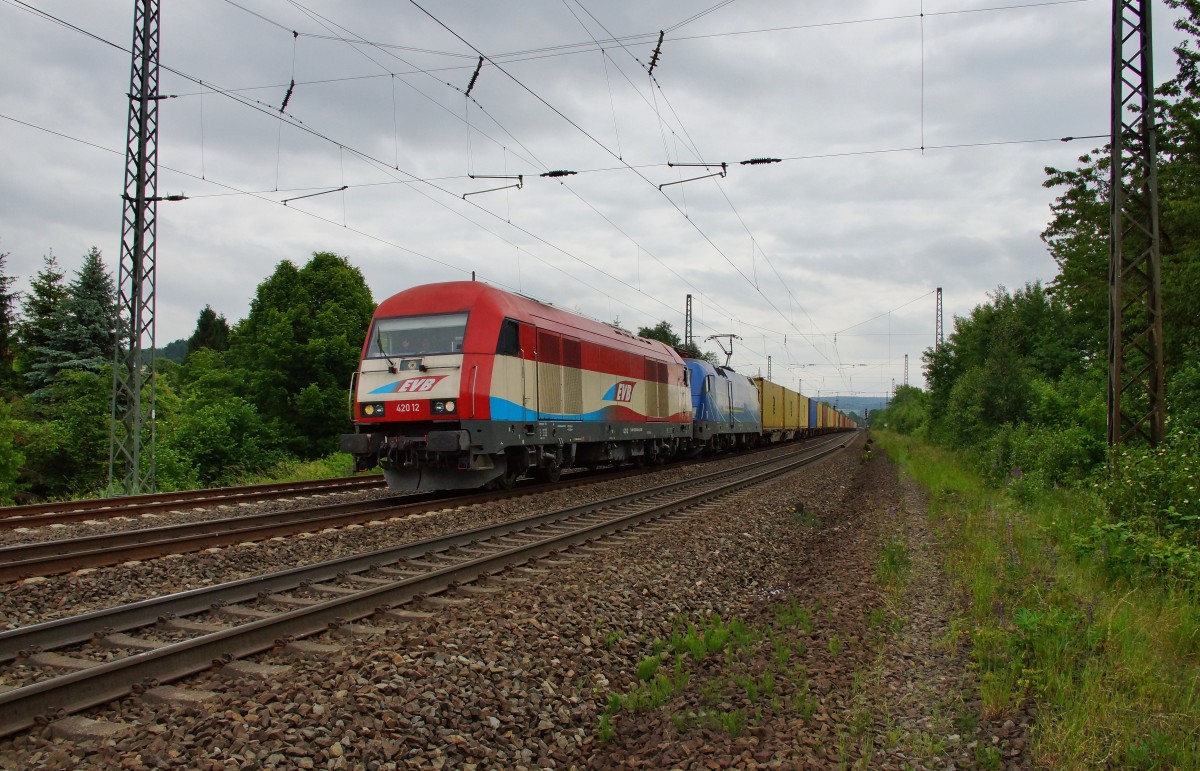 420 12 von EVB und 182 912-6 von MWB sind am 10.06.15 mit einen Containerzug bei Fulda in Richtung unterwegs.