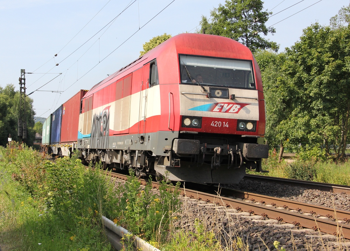 420 14 (223 034-0) der EVB mit Containerzug in Fahrtrichtung Norden. Aufgenommen am 16.07.2013 bei Wehretal-Reichensachsen.