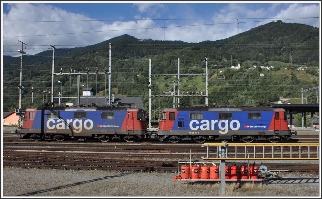 420 170-3 und 420 307-1 bei einer ausserordentlich warmen Föhnstimmung in Landquart. Über dem Dorf Mastrils erhebt sich der Pizalun. (17.09.2015)