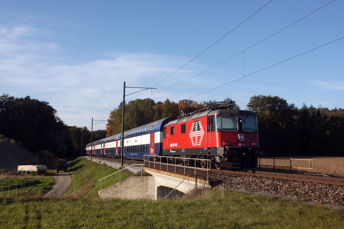 420 221-4 am Schluss der S-Bahn Zrich - Schaffhausen. Zwischen Marthalen und Dachsen am 22.10.2013