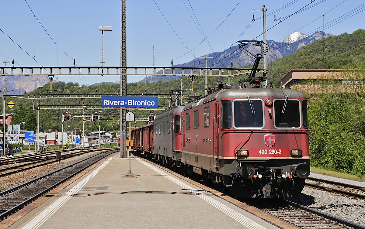 420 260-2 und eine Re 6/6 haben am 06.05.2019 mit ihrem Güterzug den Scheitelpunkt der Monte Generi-Strecke in Rivera-Bironico erreicht. Voraussichtlich ab Ende 2020 wird es hier ruhiger, denn dann sollen Güter- und Schnellzüge durch den 15 km langen Basistunnel fahren.