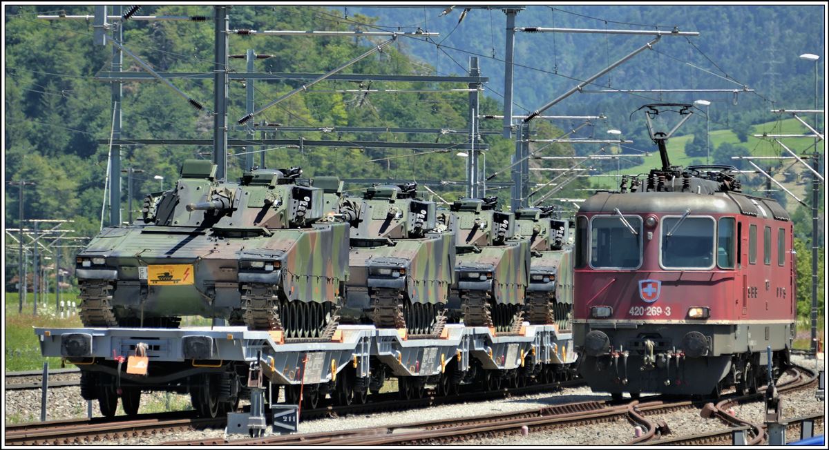 420 269-3 hat den Panzerzug abgeliefert in Ems Werk und fährt leer nach Chur zurück. (07.07.2020)