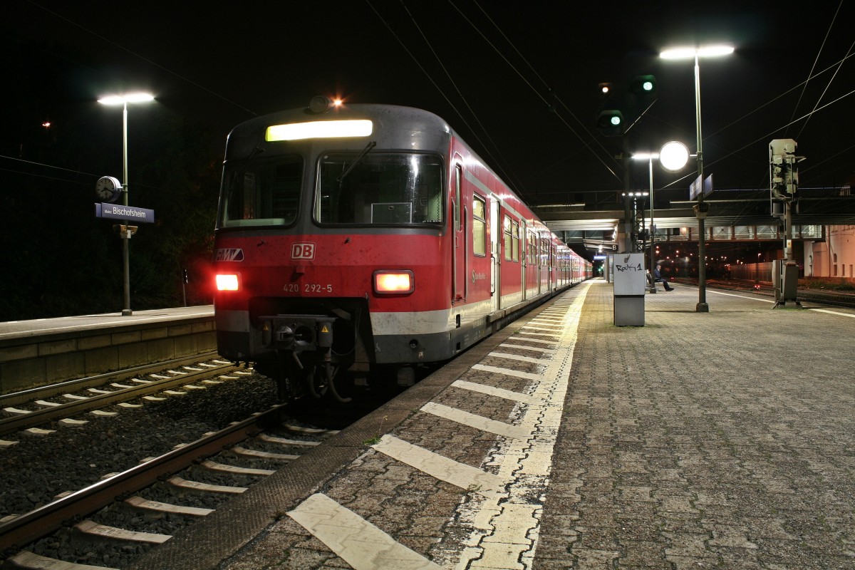 420 292-5 als S8 nach Offenbach Ost am Abend des 04.10.13 beim kurzen Halt in Mainz-Bischofsheim Pbf.