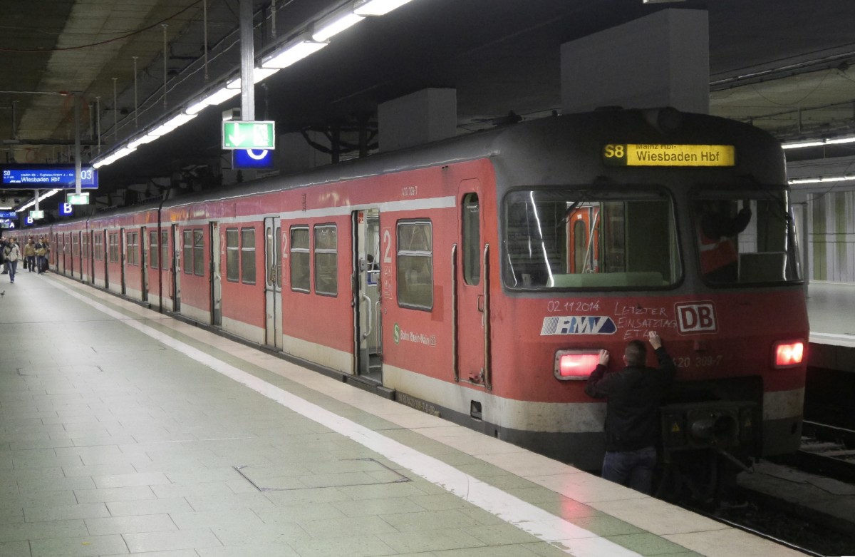 420 293 (vorn) und 309 werden für ihren historischen Auftritt hergerichtet. (Frankfurt/M Hbf tief, 2.11.14)