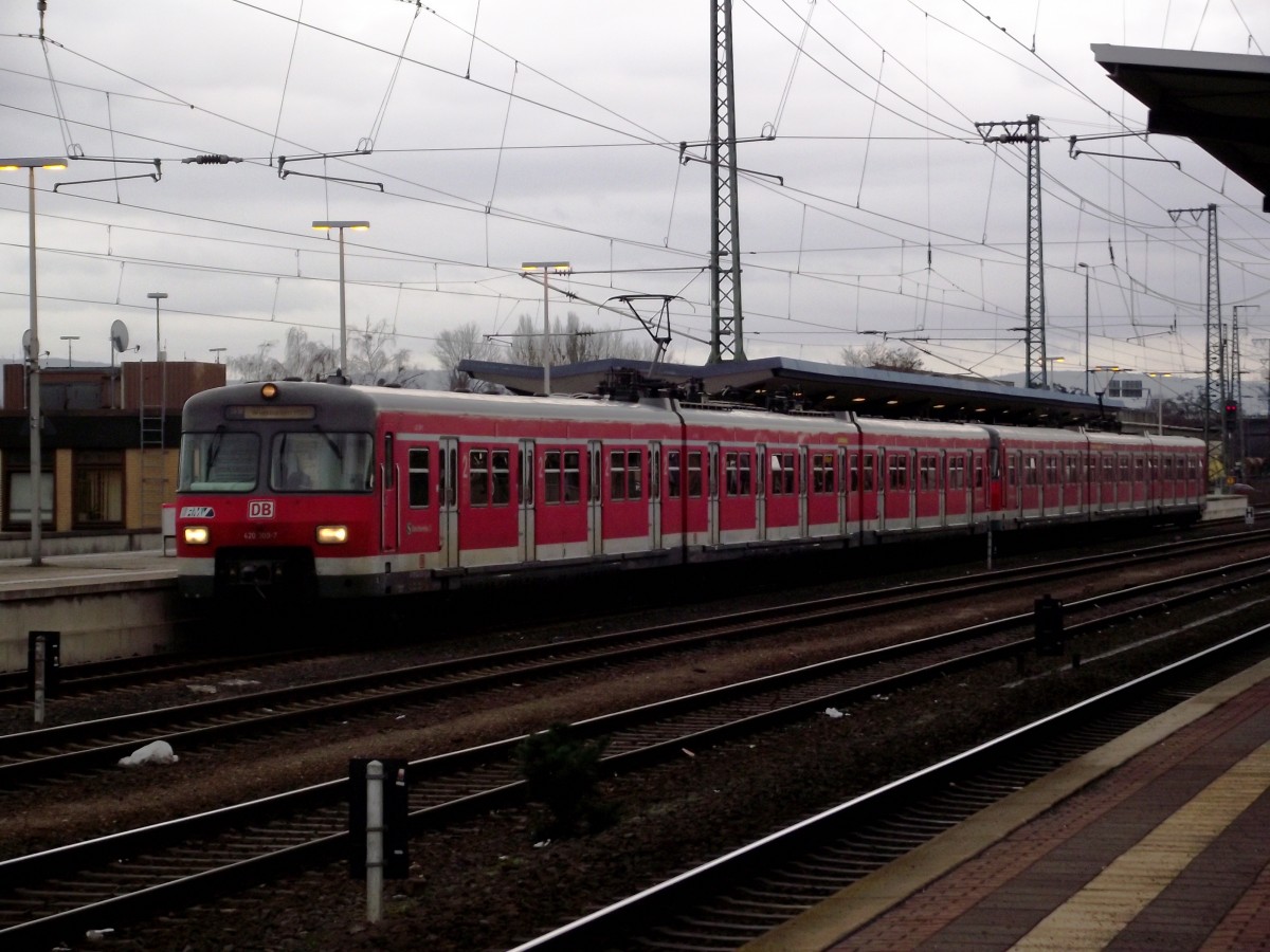 420 309-7 steht als S9 in Hanau Hbf am 03.01.14