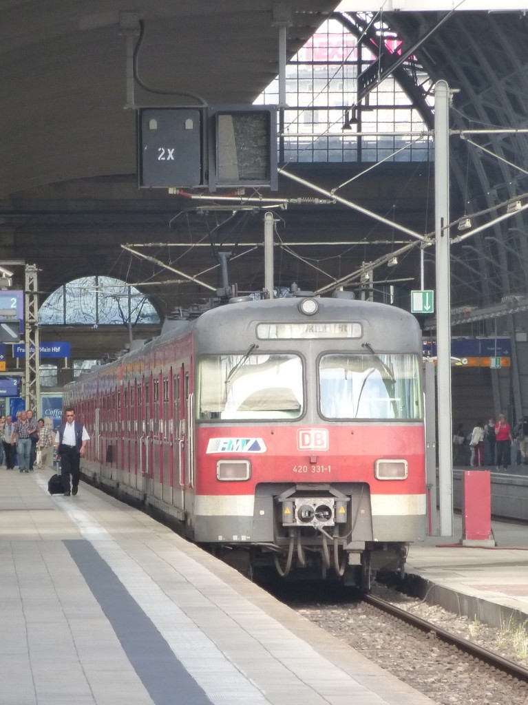 420 331-1 steht am 23.08.2013 in Frankfurt (M.) Hbf als S7.