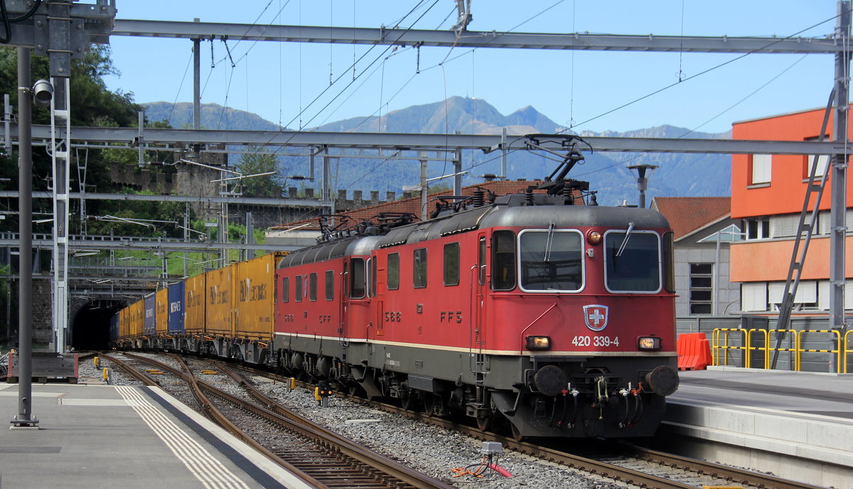 420 339-4 und 11672 beide von SBB kommen aus dem Tunnel mit einem langen Containerzug aus Italien nach Deutschland und fuhren durch den Bahnhof von Bellinzona(CH) in Richtung  Gotthardtunnel/Deutschland.
Aufgenommen vom Bahnsteig 3 in Bellinzona(CH).
Bei Sommerwetter am Vormittag vom 29.7.2019.