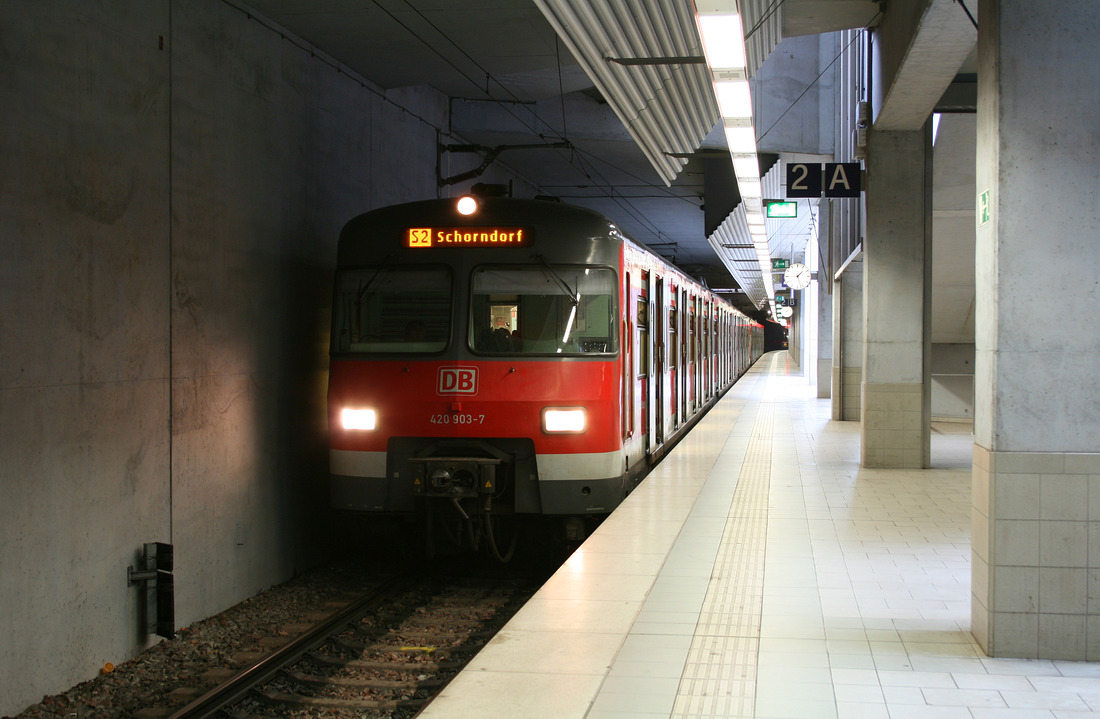 420 403 während der Wendepause im unterirdischen Bahnhof Filderstadt.
Aufnahmedatum: 22. Juli 2010