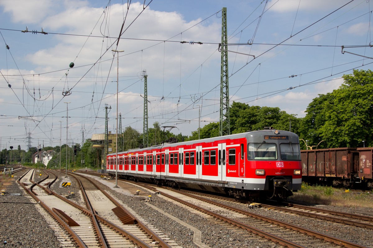 420 413-7 als S1 (31160) von Düsseldorf-Werhahn nach Solingen Hbf, bei der Einfahrt in Solingen Hbf am 15.06.2015