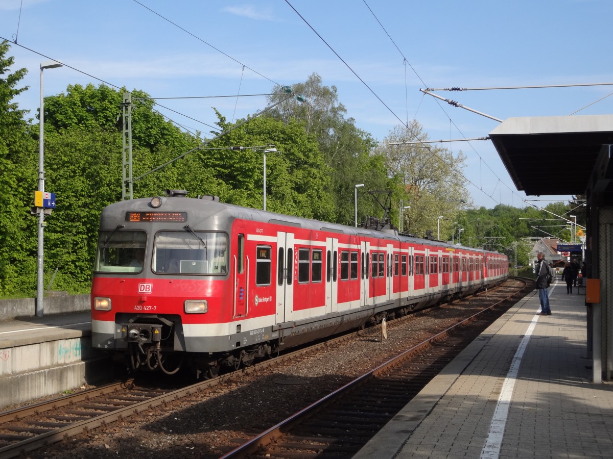 420 427 + 420 *** der S-Bahn Stuttgart fahren in Oberaichen ein, um als S2 weiter nach Filderstadt zu fahren.  (Sommer 2013)