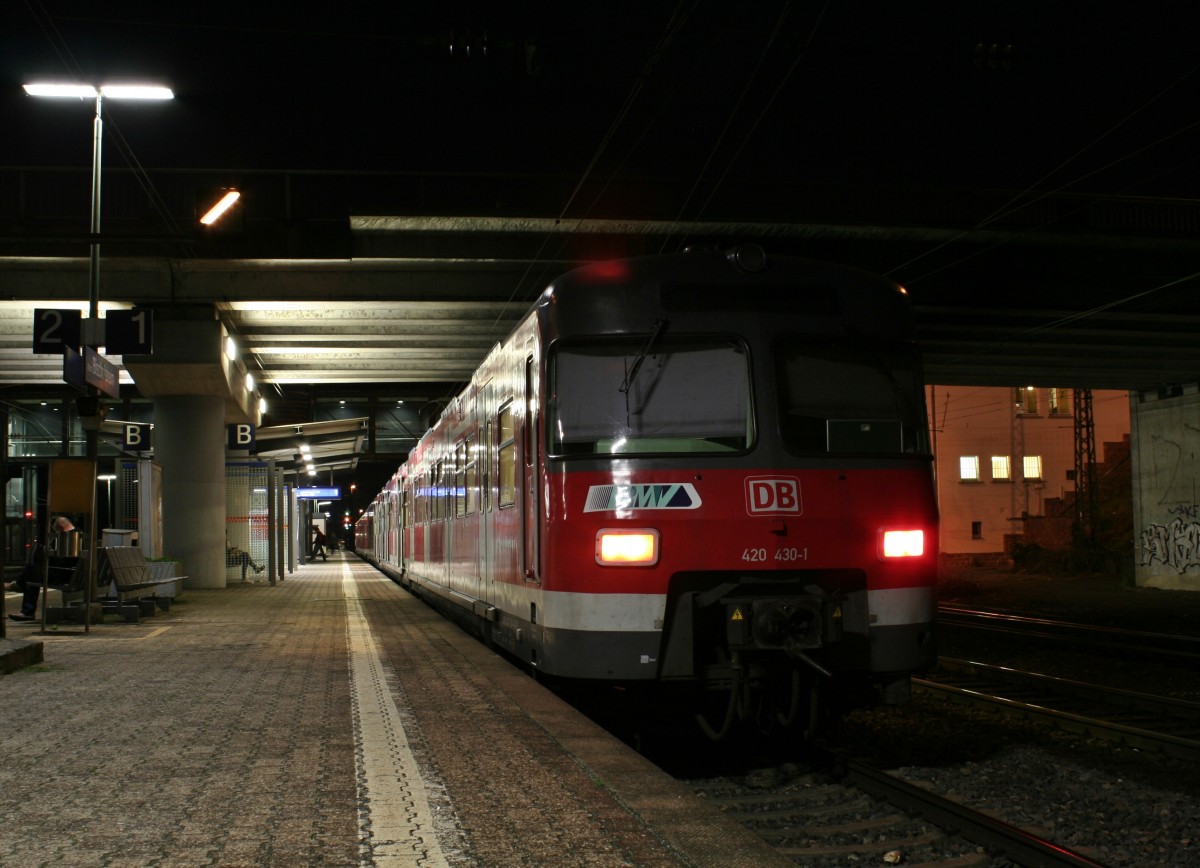 420 430-1 als S9 von Wiesbaden Hbf nach Hanau Hbf am Abend des 04.10.13 beim Halt in Mainz-Bischofsheim Pbf.