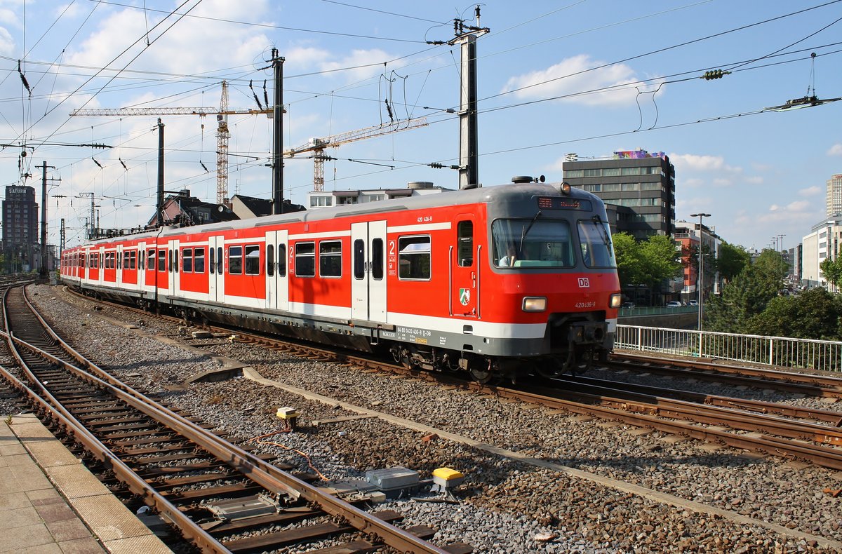 420 436-8 fährt am 25.05.2019 als S12 von Köln-Ehrenfeld nach Hennef(Sieg) in den Kölner Hauptbahnhof ein.
