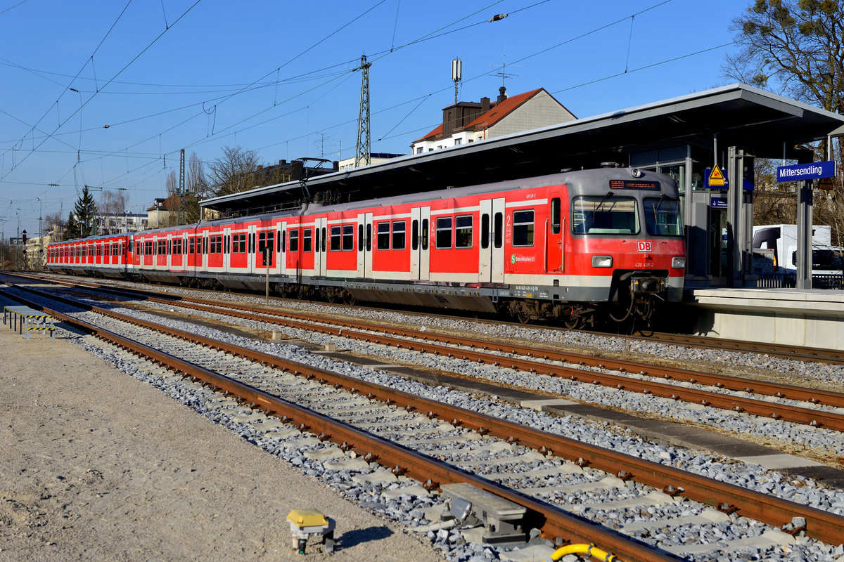 420 439 und 471 als S20 nach Höllriegelskreuth verlassen gerade den Bahnhof Mittersendling (09. März 2015).