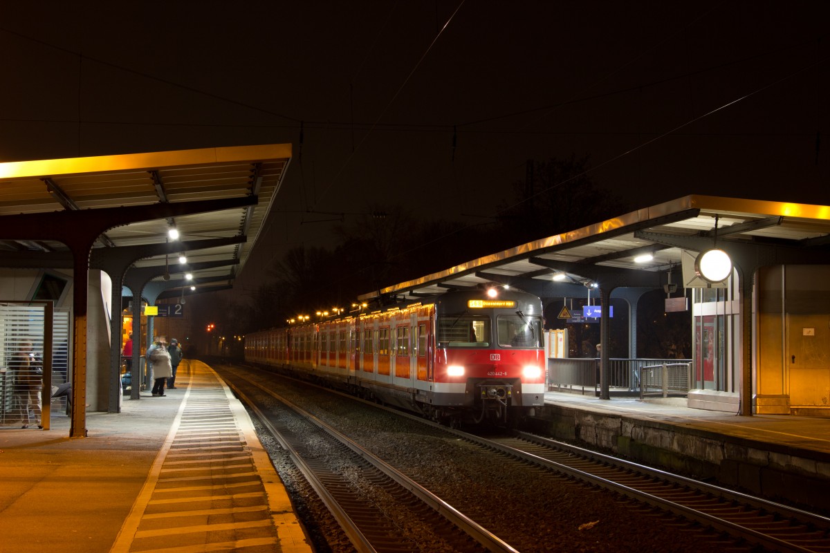 420 442-6 & 420 957-3 als S 68 (31527, Langenfeld (Rhld) - Düsseldorf Hbf) in Düsseldorf-Benrath am 03.12.14