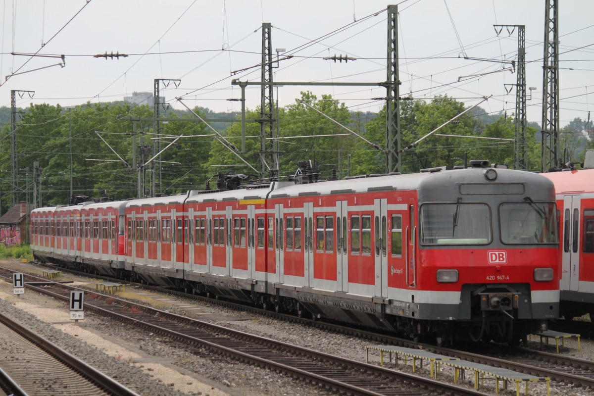 420 447 und 420 445 stehen am 25.05.2015 in Plochingen.