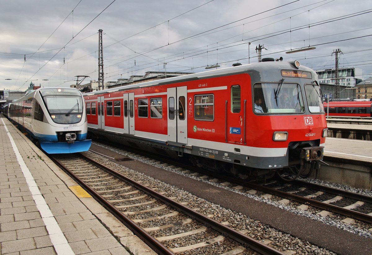 420 448-3 und 420 471-5 treffen am 16.8.2017 als S4 von Grafrath im Münchener Hauptbahnhof auf 643 108-3 als BOB86957 von München Hauptbahnhof nach Tegernsee. 