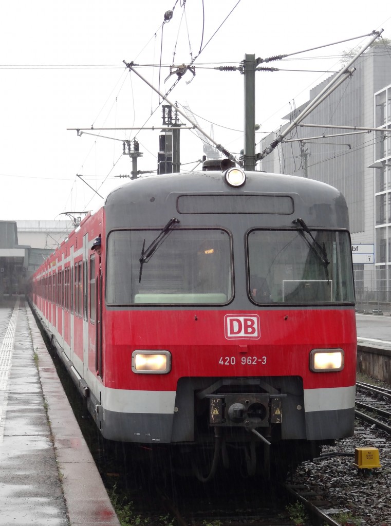 420 462 stand am 5.4.14 im Stuttgart Hauptbahnhof und setzte in kürze seine Fahrt fort. 