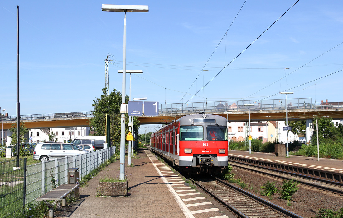 420 466 kam mir am 7. August 2017 im Bahnhof Groß-Gerau vor die Linse.
Wohin die Fahrt ging, ist mir leider nicht bekannt.