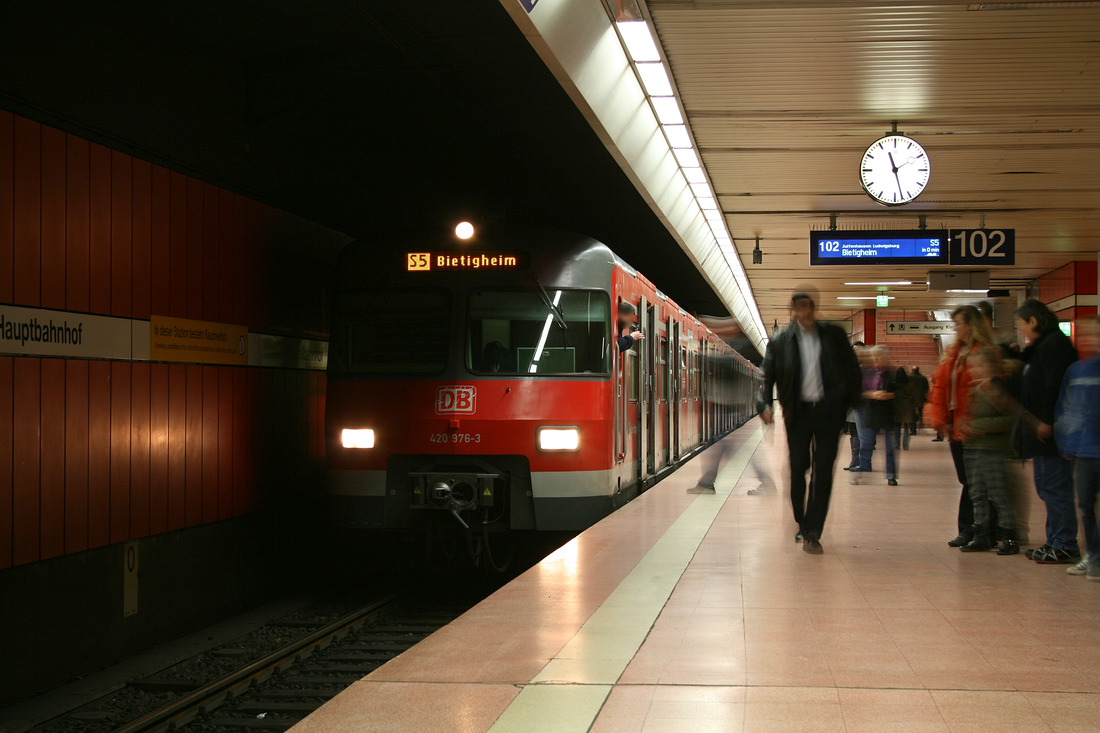 420 476 wurde am 20. März 2010 in der Station Stuttgart Hbf (tief) aufgenommen.
S 5 von Stuttgart Schwabstraße nach Stuttgart-Zuffenhausen.