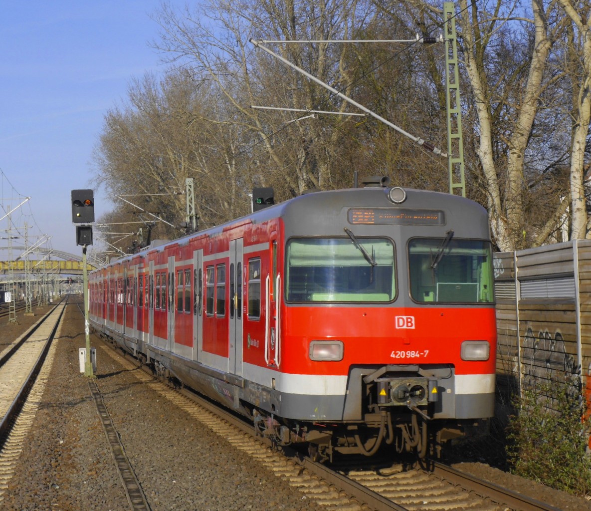 420 484 ist als S 12 Hennef (Sieg) - Köln-Ehrenfeld bei Porz unterwegs (18.1.16).